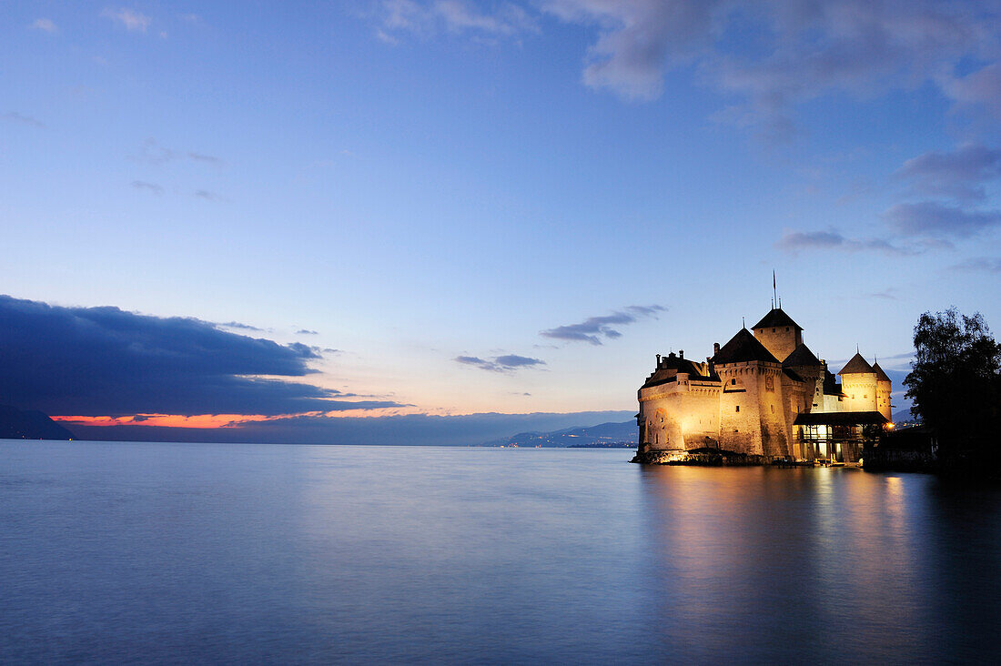 Beleuchtetes Schloss Chillon am Genfer See am Abend, Genfer See, UNESCO Welterbe Weinbergterrassen von Lavaux, Waadtland, Schweiz, Europa