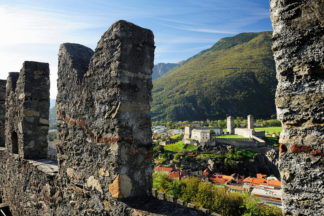 Burgzinnen des Castell Montebello mit Blick auf Bellinzona und Castelgrande, Bellinzona, UNESCO Weltkulturerbe Bellinzona, Tessin, Schweiz, Europa