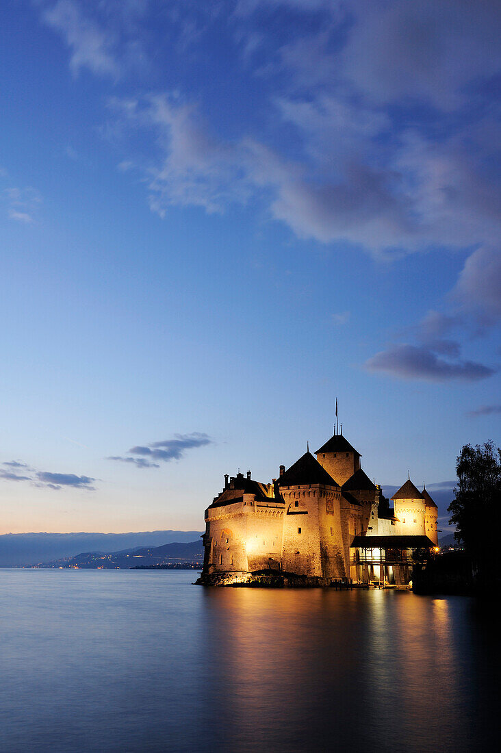 Beleuchtetes Schloss Chillon am Genfer See am Abend, Genfer See, UNESCO Welterbe Weinbergterrassen von Lavaux, Waadtland, Schweiz, Europa