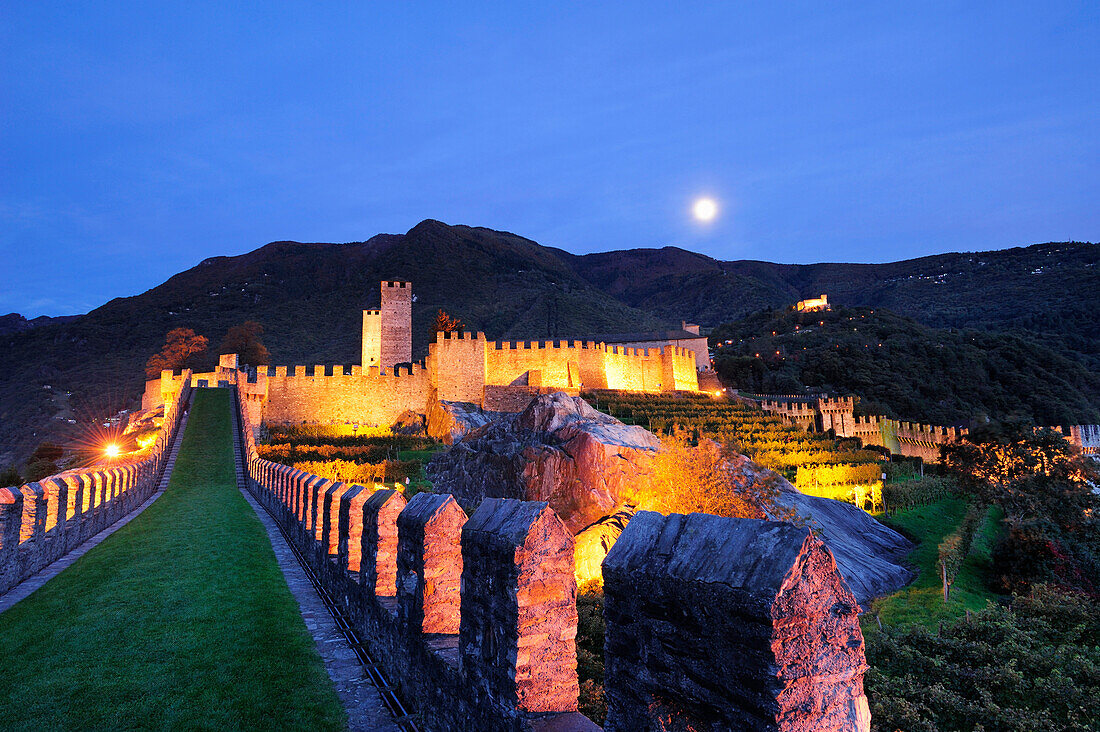 Beleuchteter Wehrgang zum Castelgrande, Bellinzona, UNESCO Weltkulturerbe Bellinzona, Tessin, Schweiz, Europa