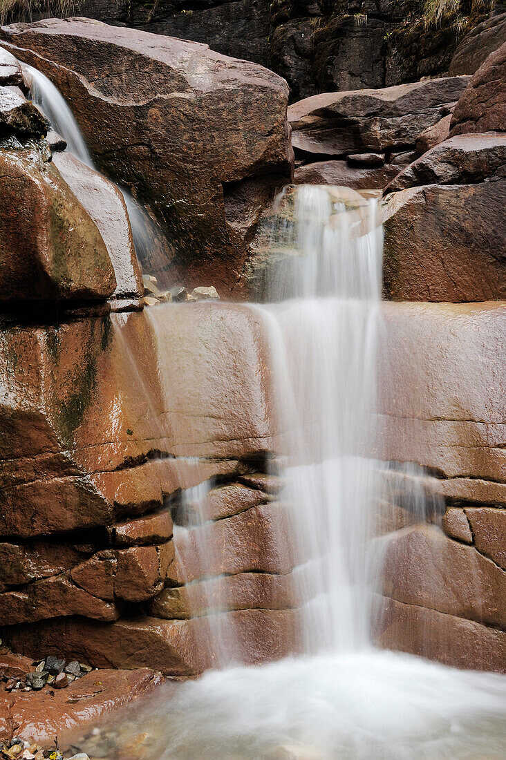 Bach fließt über Felsstufe, Bletterbachschlucht, UNESCO Weltnaturerbe Dolomiten, Südtirol, Italien, Europa