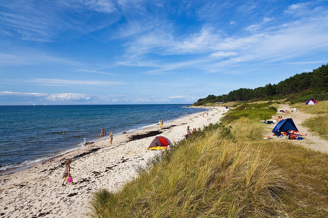 Menschen am Strand bei Hasle, Sandstrand, Bornholm, Dänemark, Europa