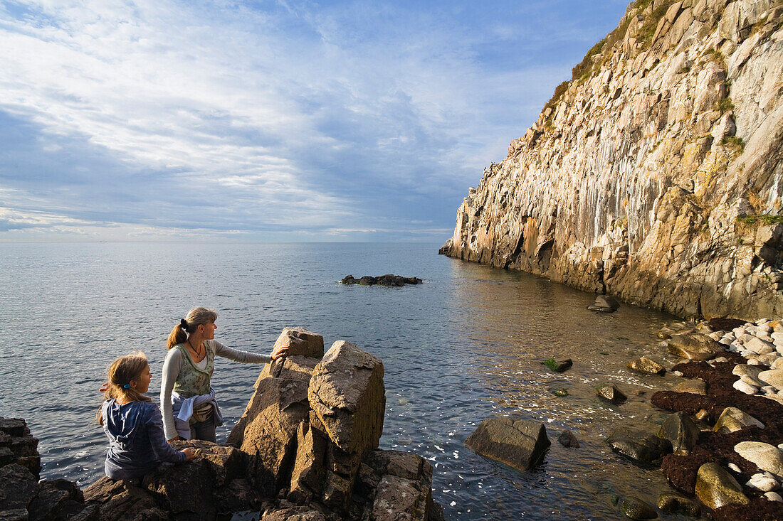 Frau und Kind an den Felsklippen Jons Kapel, Bornholm, Dänemark, Europa