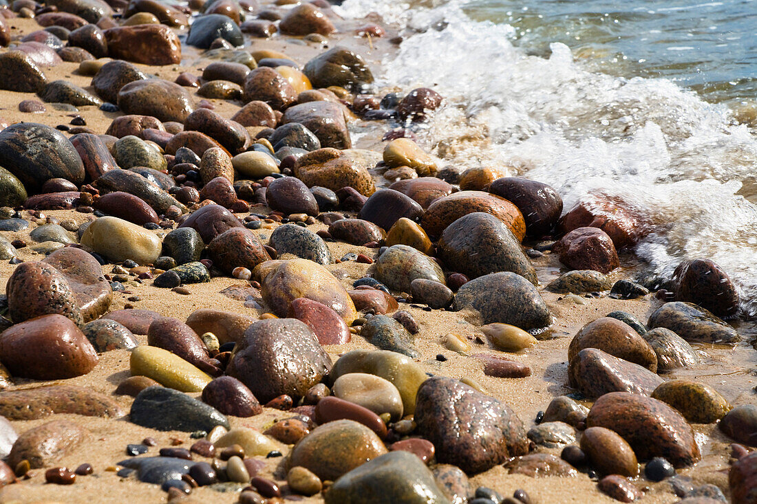 Bunte Steine am Strand von Hasle, Bornholm, Ostsee, Dänemark, Europa
