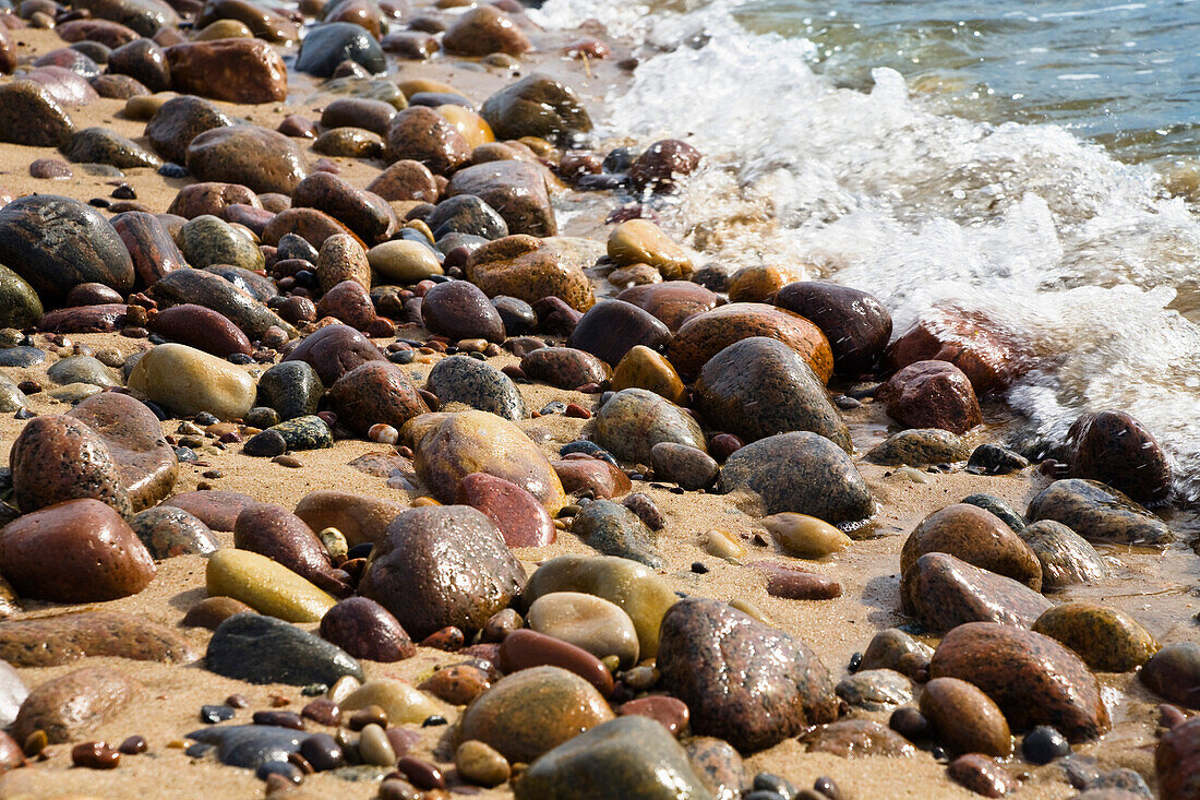 Bunte Steine am Strand von Hasle, … – Bild kaufen – 70340862 ❘ lookphotos