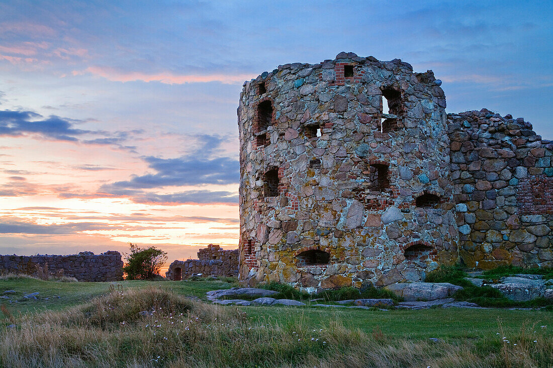 Abendrot über den Ruinen der Burg Hammershus, Bornholm, Dänemark, Europa