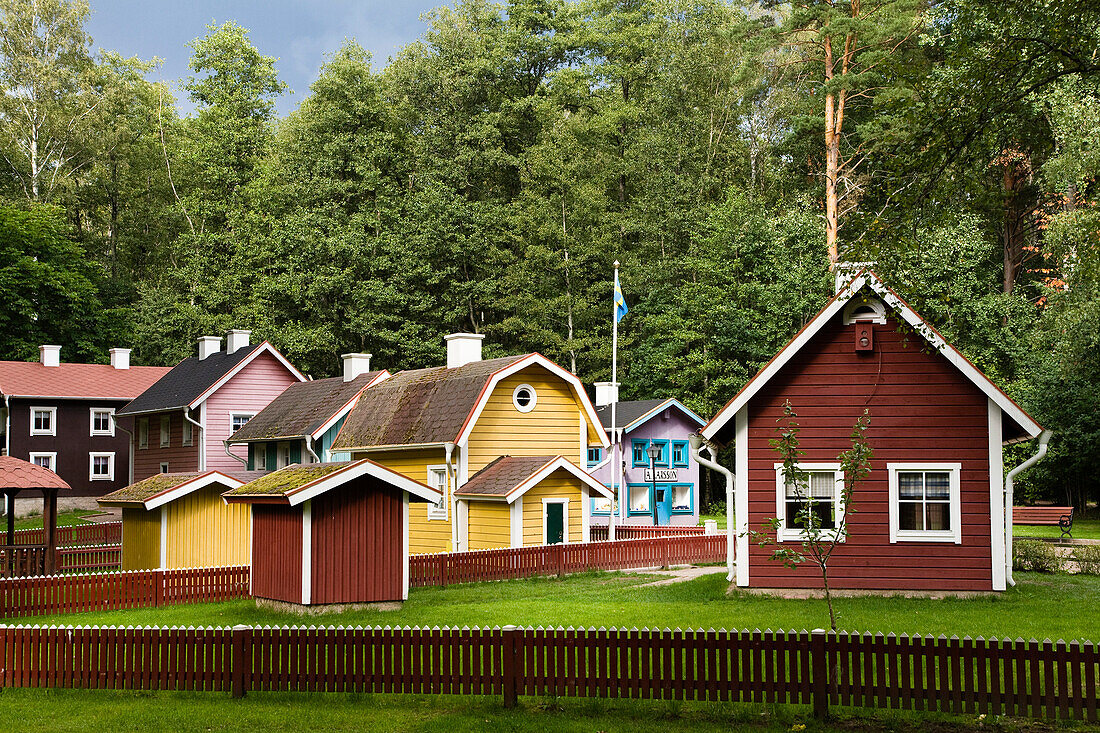 Holzhäuser im Freizeit- und Erlebnispark Astrid Lindgren Värld, Astrid-Lindgren-Welt, Vimmerby, Smaland, Süd Schweden, Europa