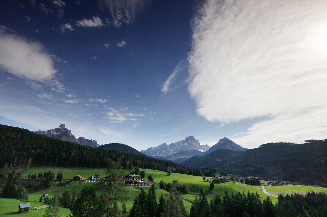 Blick auf Neuberg mit Dachsteinmassiv, Filzmoos, Salzburg, Österreich