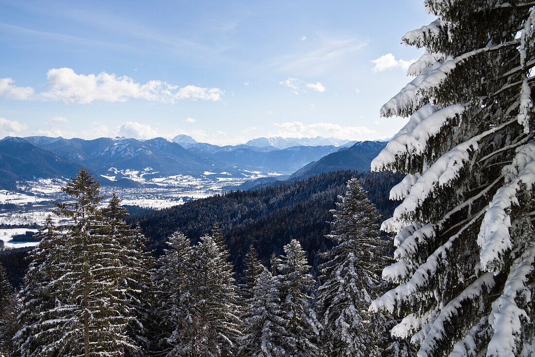 Winterlandschaft in den Bayerischen Alpen, Blick ins Isartal, Oberbayern, Deutschland, Europa