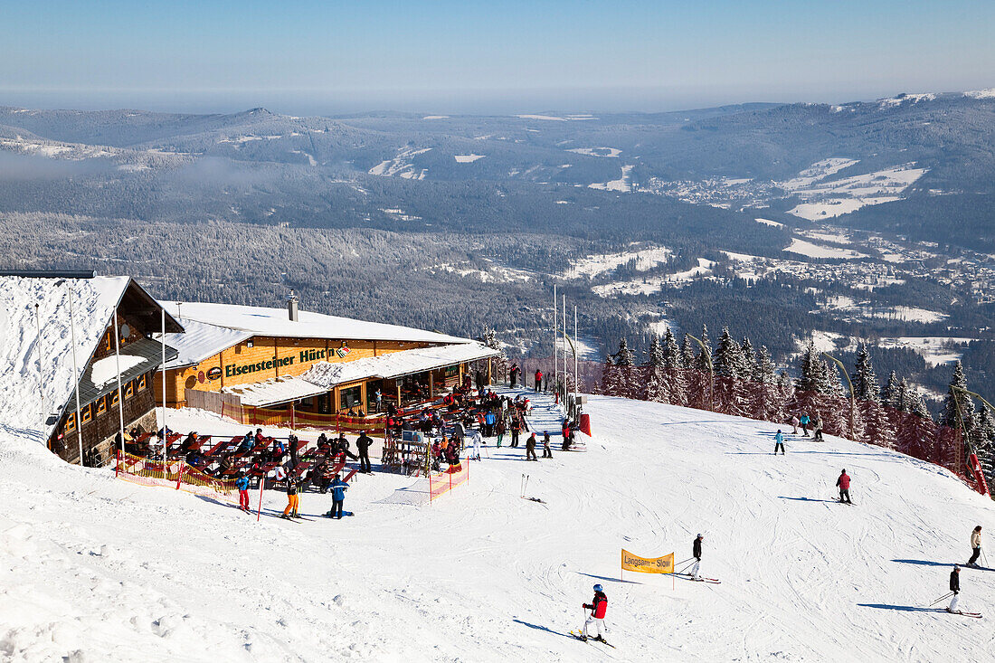 Blick auf Arberschutzhaus und Bergrestaurant Eisensteiner Hütt'n im Skigebiet Grosser Arber, Bayerischer Wald, Bayerisch Eisenstein, Niederbayern, Deutschland, Europa