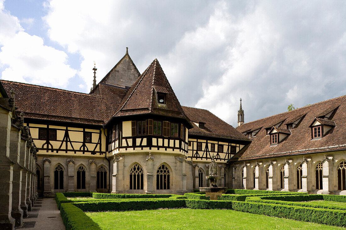 Kloster Bebenhausen unter Wolkenhimmel, ein Zisterzienserkloster in Bebenhausen, Ortsteil von Tübingen, Baden-Württemberg, Deutschland, Europa