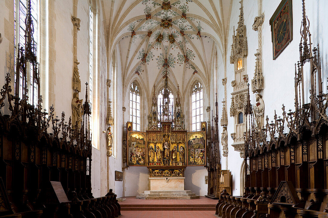 Chorgestühl und Hochaltar im Chor der Klosterkirche Blaubeuren, Blaubeuren, Baden-Württemberg, Deutschland, Europa
