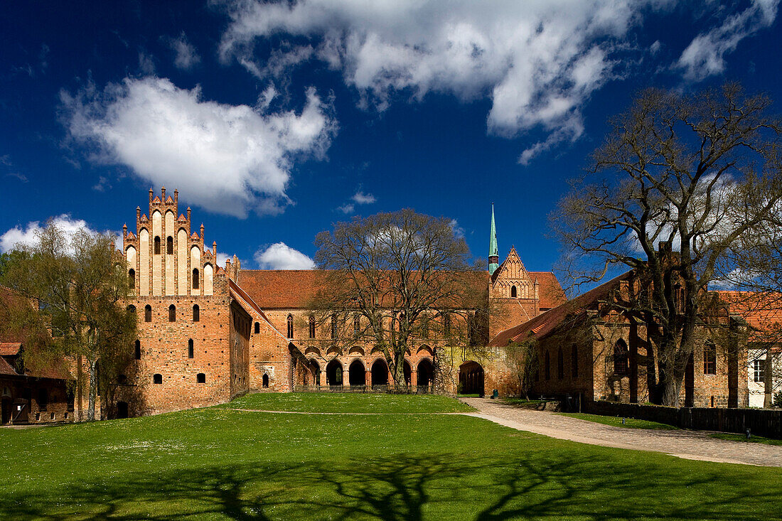 Kloster Chorin unter Wolkenhimmel, eine ehemalige Zisterzienserabtei, Chorin, Uckermark, Brandenburg, Deutschland, Europa