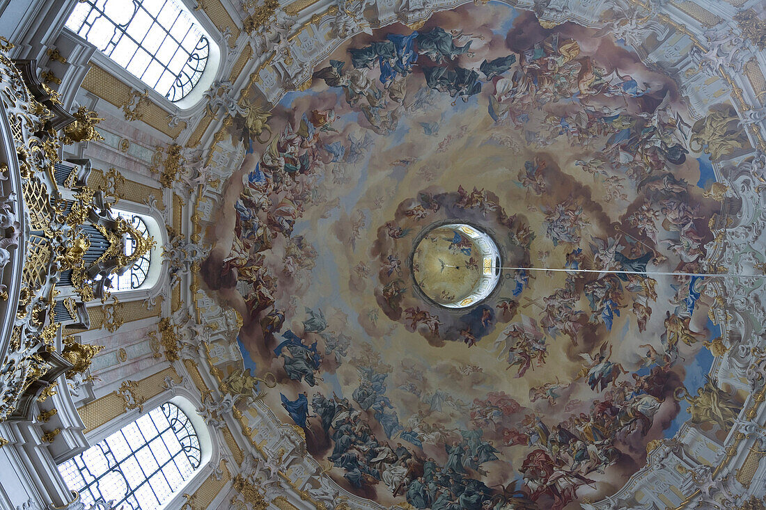 Kloster Ettal, Benediktinerabtei, Blick auf die Kuppel mit Fresko, gemalt von Johann Jakob Zeiller und Martin Knoller, Ettal, Bayern, Deutschland, Europa