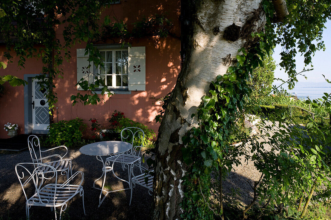 Schattige Terrasse vor dem Fürstenhäusle Meersburg, ein Museum, das an das Leben und Werk der Annette von Droste-Hülshoff erinnert, Meersburg, Bodensee, Baden-Württemberg, Deutschland, Europa