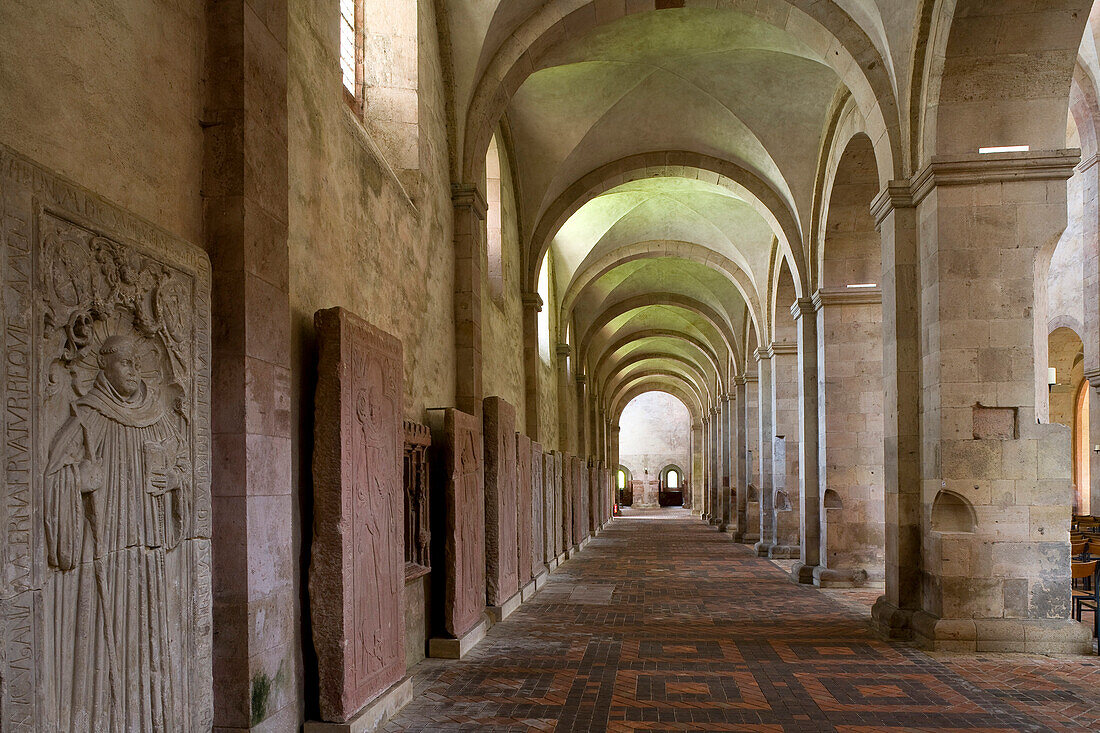 Klosterkirche im Kloster Eberbach, einem ehemaligem Zisterzienserkloster in Eltville am Rhein, Rheingau, Hessen, Deutschland, Europa