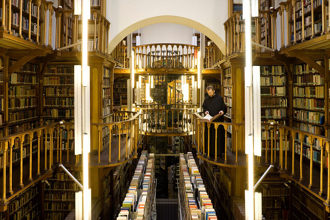 Mönch in der Bibliothek im Benediktinerkloster Maria Laach, Eifel, Rheinland-Pfalz, Deutschland, Europa