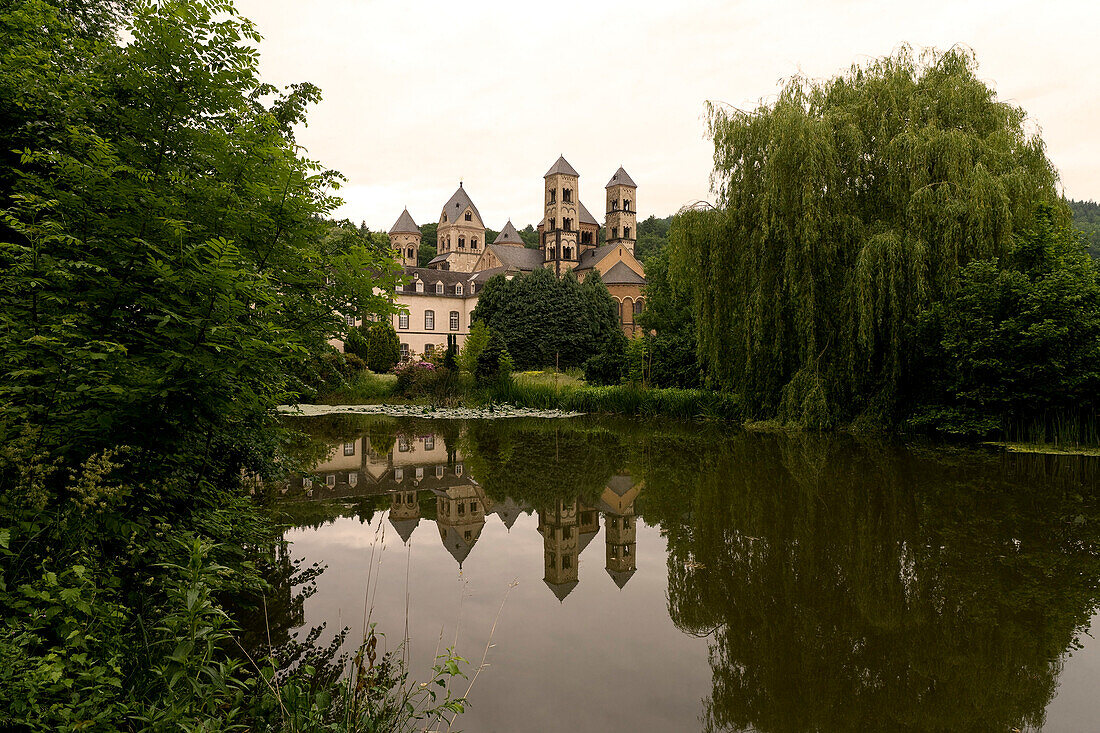 Benediktinerkloster Maria Laach an einem See, Eifel, Rheinland-Pfalz, Deutschland, Europa