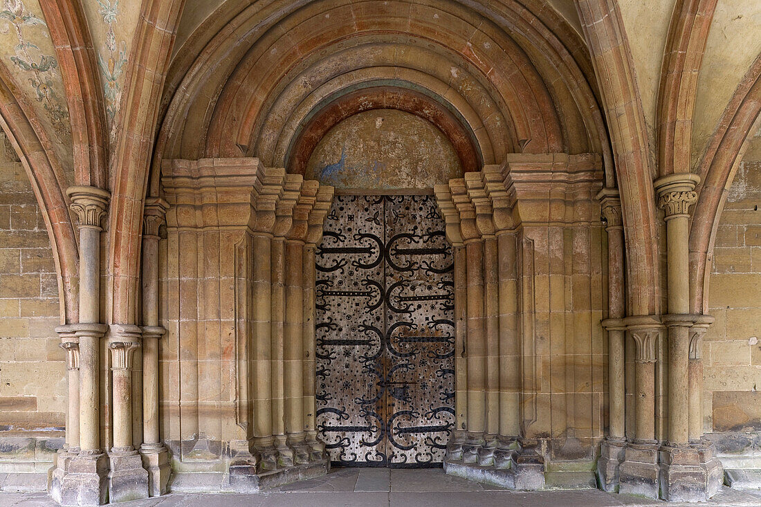 Portal der Klosterkirche vom Paradies aus gesehen, Kloster Maulbronn, eine ehemalige Zisterzienserabtei, Baden-Württemberg, Deutschland, Europa