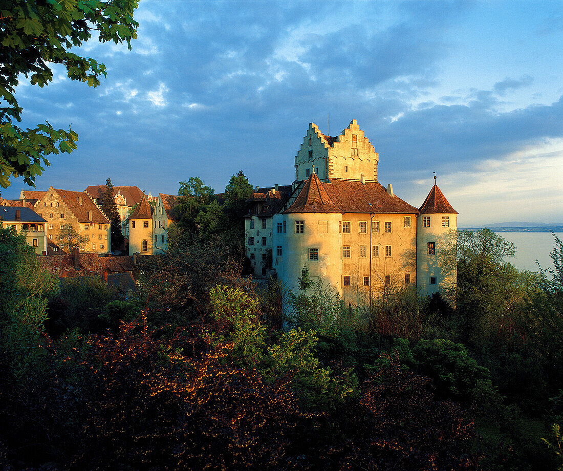 Burg Meersburg im Licht der Abendsonne, Meersburg, Bodensee, Baden-Württemberg, Deutschland, Europa