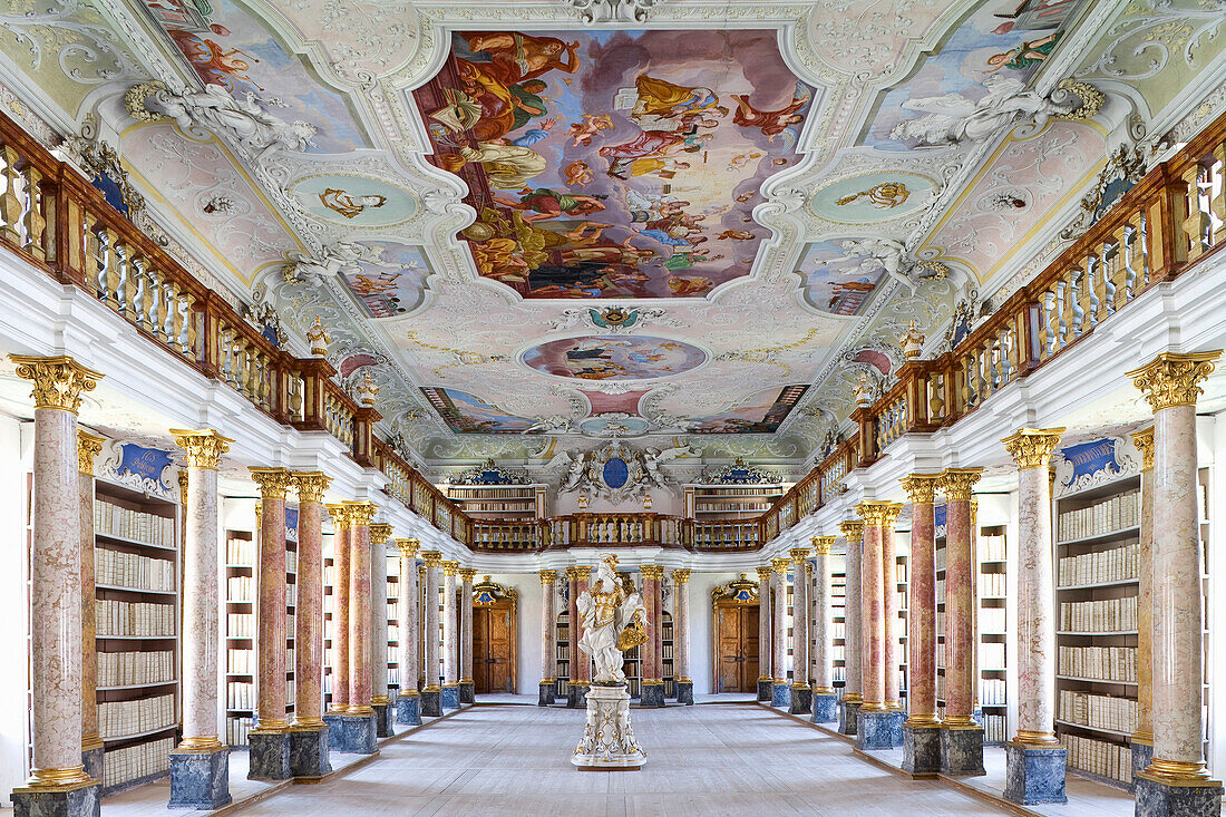 Innenansicht der alten Bibliothek der Benediktinerabtei Ottobeuren, Kloster Ottobeuren, Ottobeuren, Bayern, Deutschland, Europa