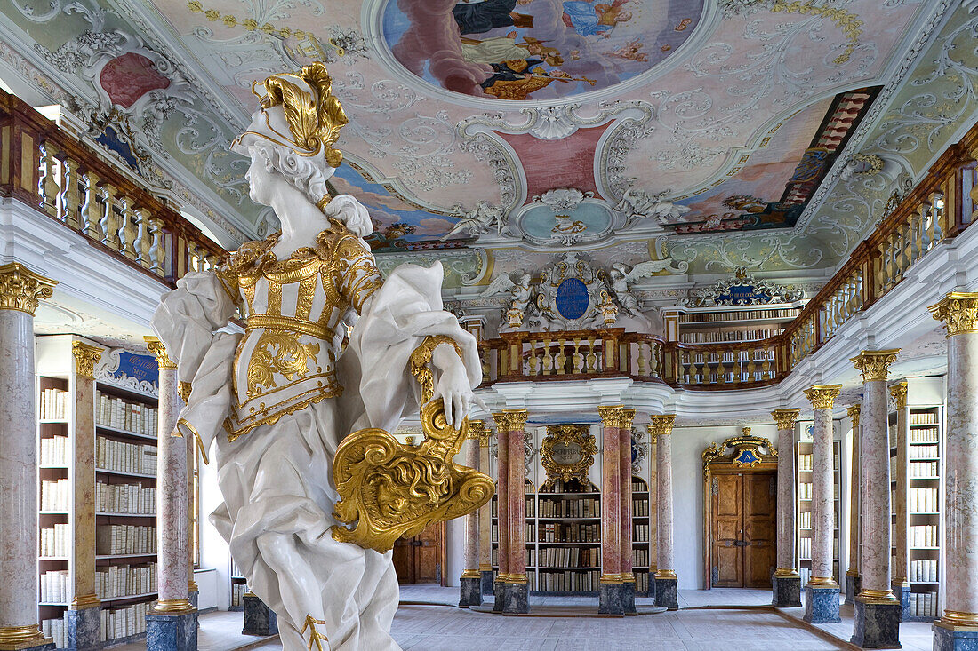 Statue in der alten Bibliothek der Benediktinerabtei Ottobeuren, Kloster Ottobeuren, Ottobeuren, Bayern, Deutschland, Europa