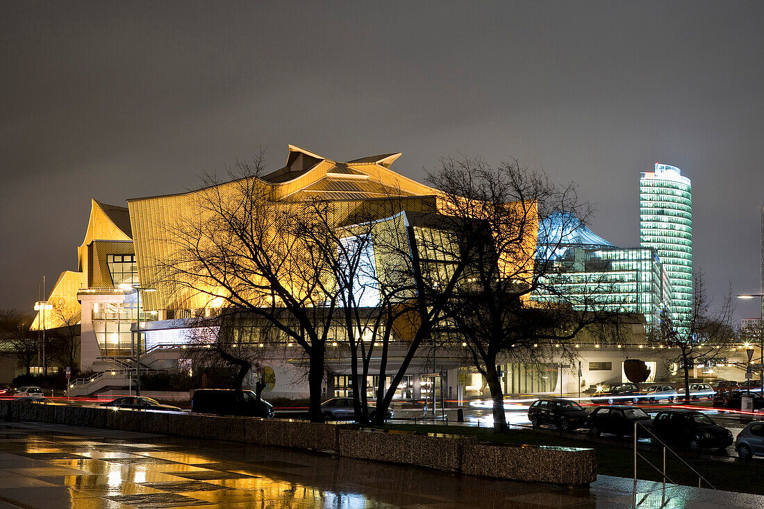Berliner Philharmonie bei Nacht, im Hintergrund Potsdamer Platz, Berlin, Deutschland, Europa