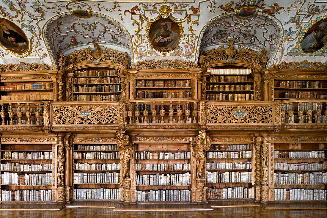 Stiftsbibliothek im Kloster Waldsassen, eine Abtei der Zisterzienserinnen in Waldsassen, Oberpfalz, Bayern, Deutschland, Europa