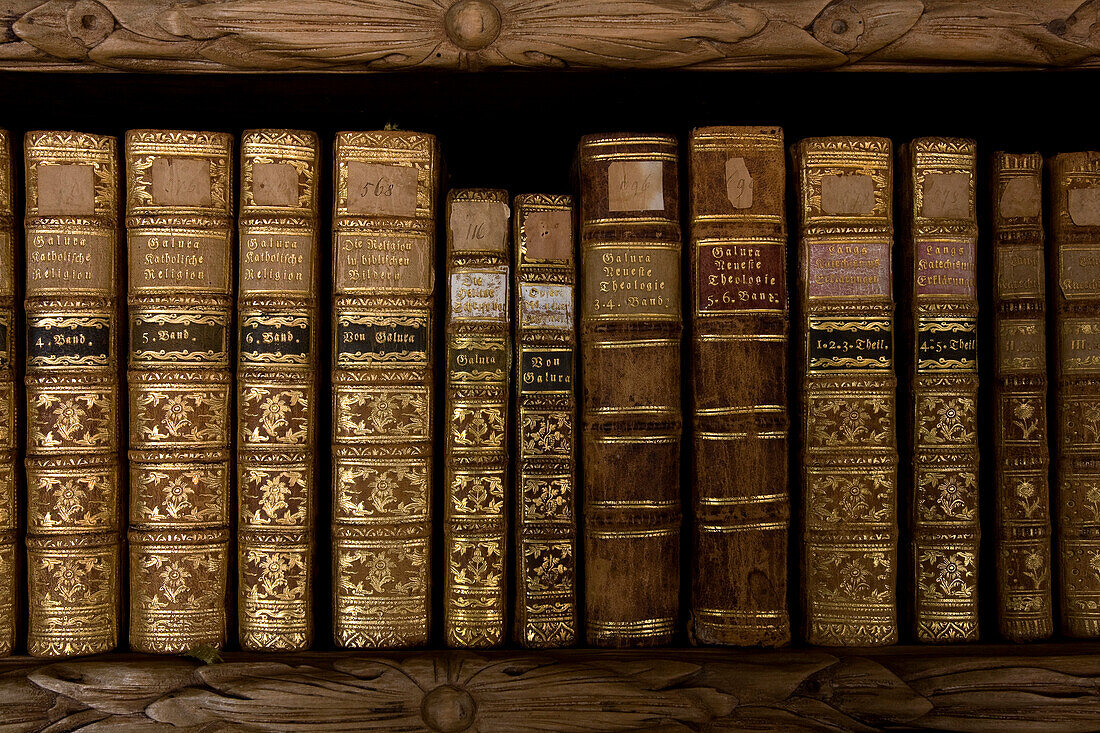 Bücher in der Stiftsbibliothek im Kloster Waldsassen, eine Abtei der Zisterzienserinnen in Waldsassen, Oberpfalz, Bayern, Deutschland, Europa