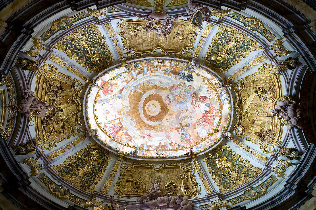 Deckenfresko der Klosterkirche des Klosters Weltenburg, eine Abtei der Benediktiner, Weltenburg, ein Ortsteil von Kelheim, Donau, Bayern, Deutschland, Europa