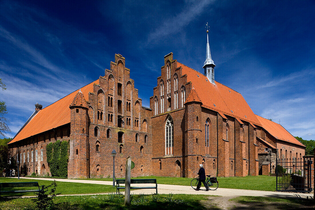 Kloster Wienhausen unter blauem Himmel, ehemalige Zisterzienserabtei, heute evangelisches Frauenkloster, Wienhausen, Niedersachsen, Deutschland, Europa
