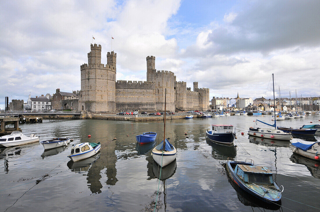 Caernarfon Castle, Caernarfon, Gwynedd, Wales, Großbritannien