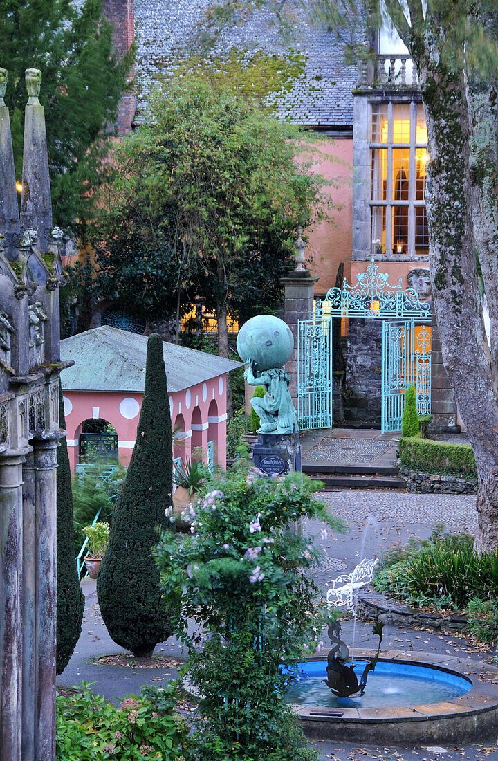 Portmeirion, zwischen 1925 und 1975 von Sir Bertram Clough Williams-Ellis im italienischen Stil entwickelt, Gwynedd, Nord-Wales, Wales, Großbritannien