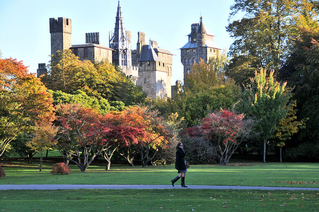 Im Bute Park mit Cardiff Castle im Hintergrund, Cardiff, Wales, Großbritannien