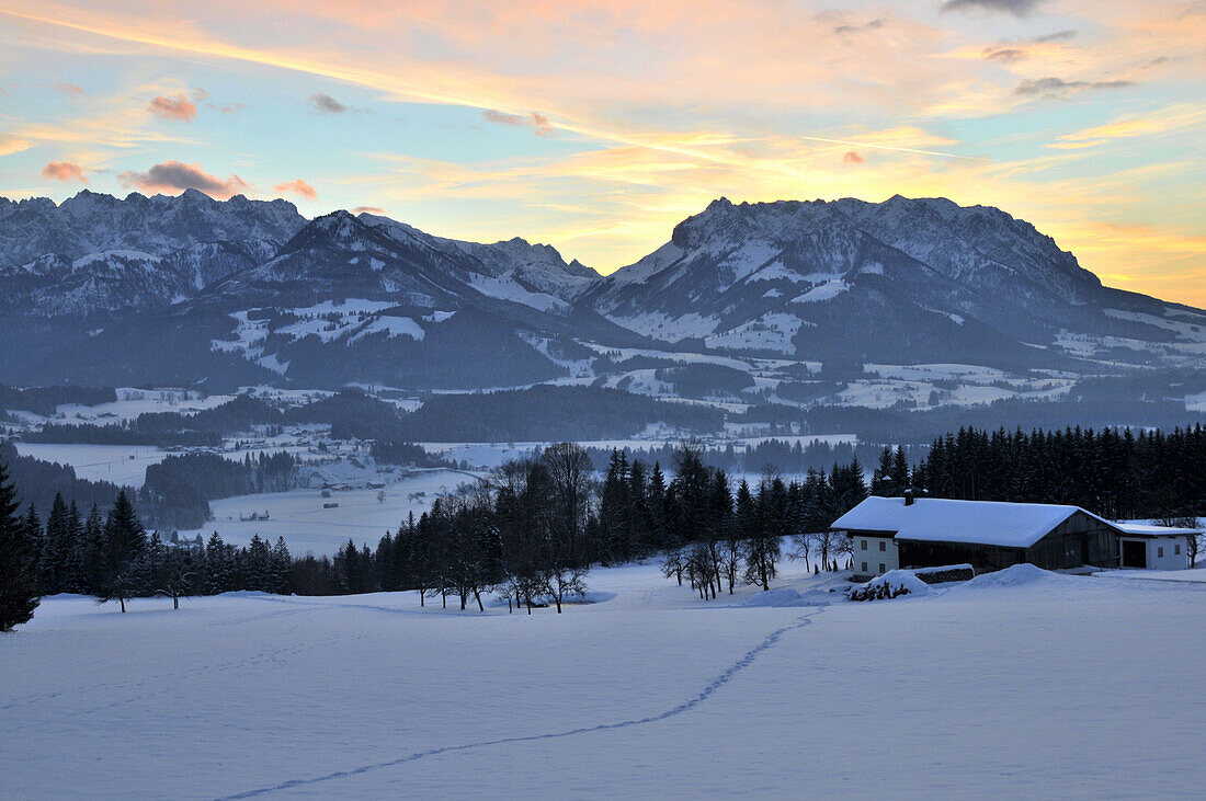 Am Peternhof über Kössen mit Kaisergebirge, Kaiserwinkl, Winter in Tirol, Österreich