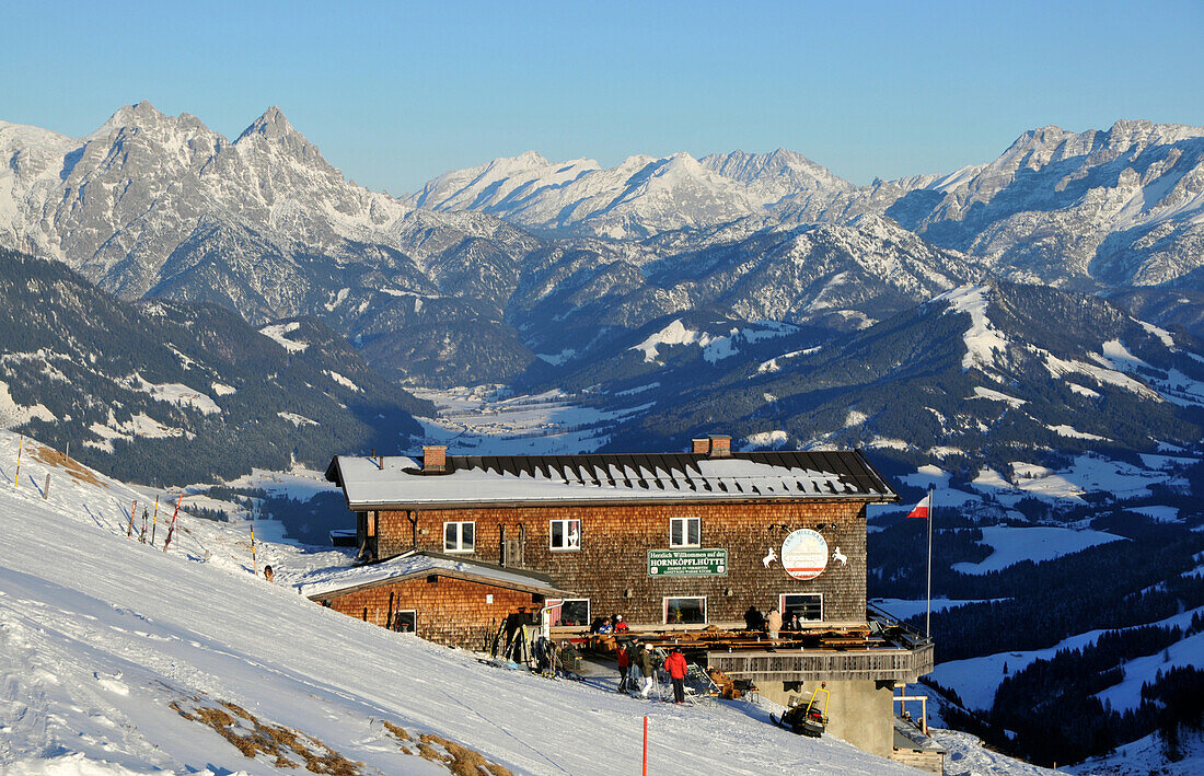 Hornköpflhütte mit Loferer Steinbergen, Skigebiet Kitzbüheler-Horn über Kitzbühel, Winter in Tirol, Österreich