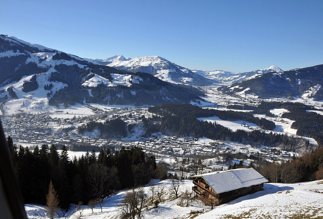 Blick von der Kitzbüheler Horn Bahn auf Kitzbühel, Winter in Tirol, Österreich