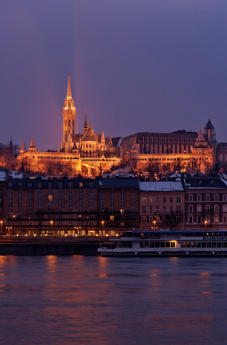 Donau und Fischerbastei mit Matthiaskirche am Abend, Vár, Budapest, Ungarn