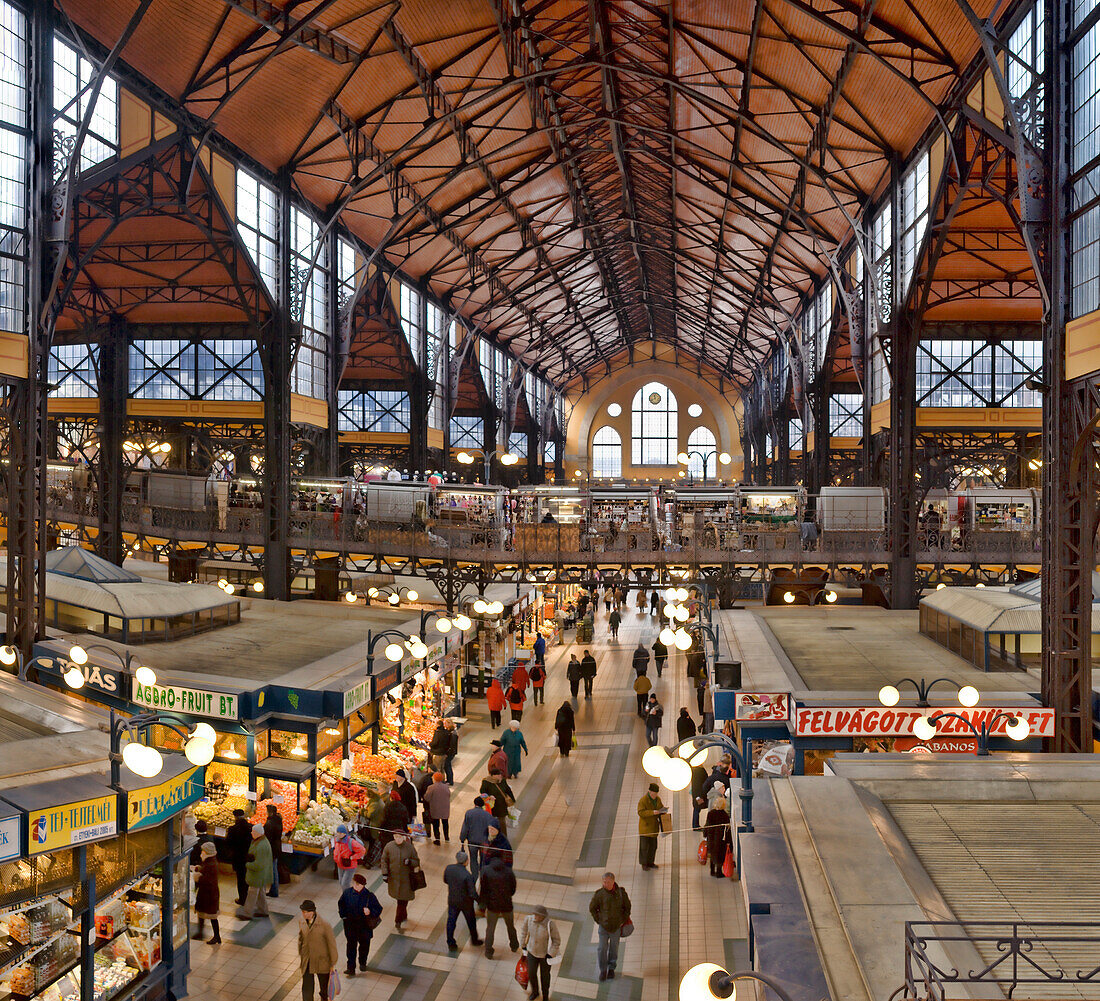 Große Markthalle am Abend, Budapest, Ungarn