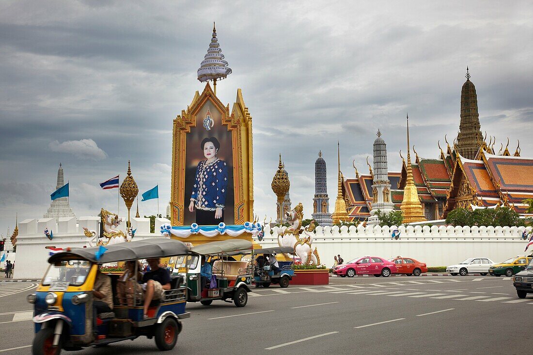 Outside the royal palace in bangkok