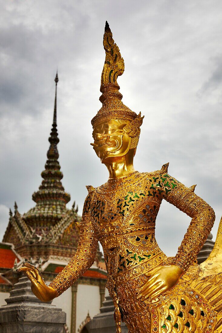 Tahilandia. guard at the royal palace in bangkok