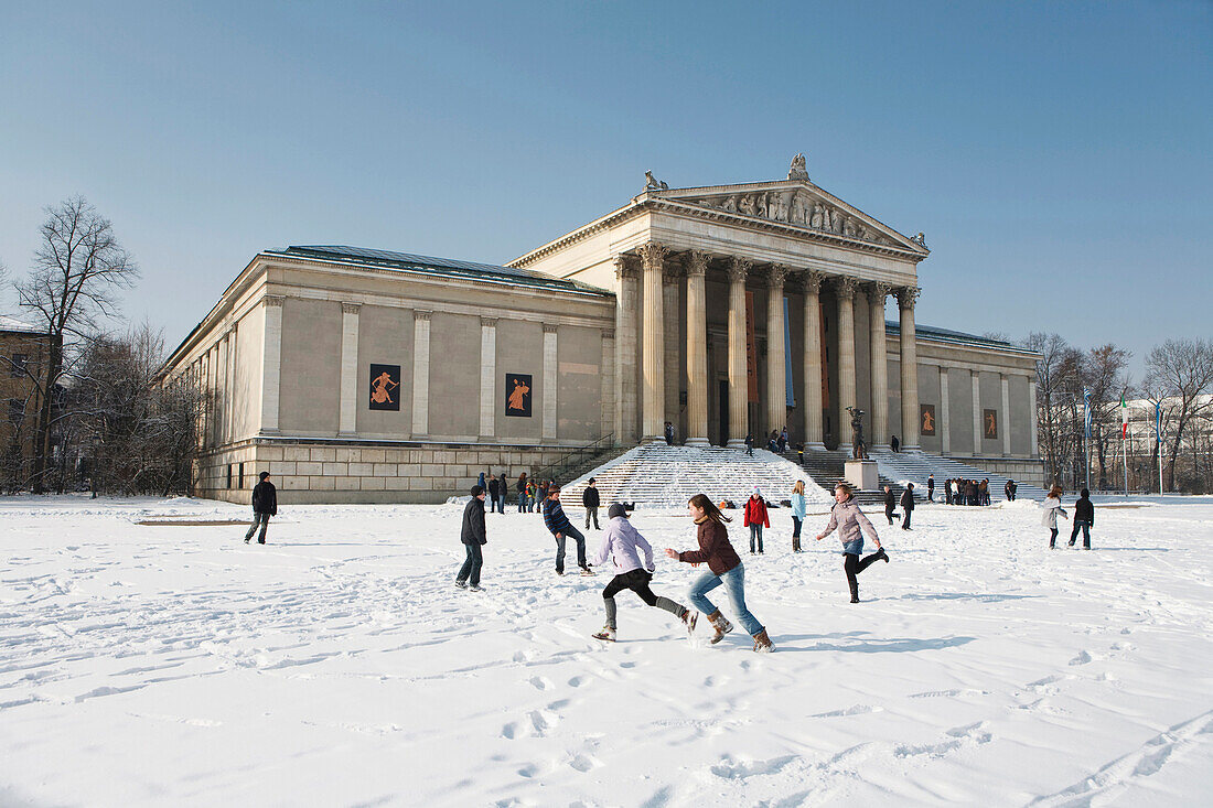 Kinder spielen an der Staatlichen Antikensammlung am Königsplatz im Winter, München, Bayern, Deutschland