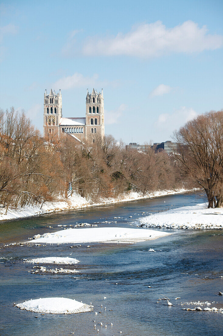 Blick über Isar auf St. Maximilian Kirche im Winter, München, Bayern, Deutschland