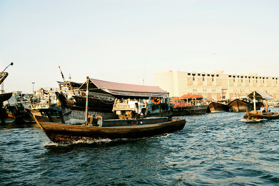 Altes Taxiboot fährt auf Fluß, Dubai, Vereinigte Arabische Emirate