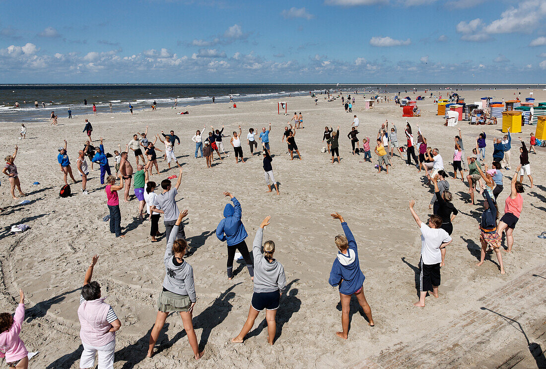 Aerobic am Strand, Nordbad, Nordseeinsel Borkum, Ostfriesland, Niedersachsen, Deutschland