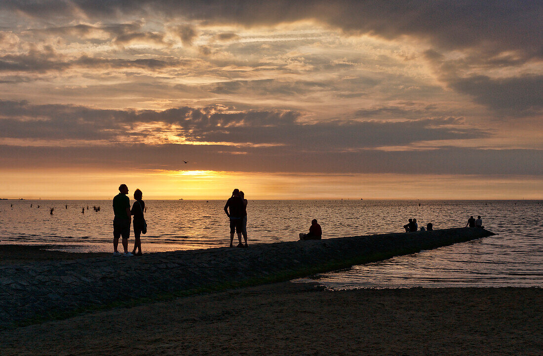 Sonnenuntergang an der Nordsee in Duhnen, Cuxhaven, Niedersachsen, Deutschland