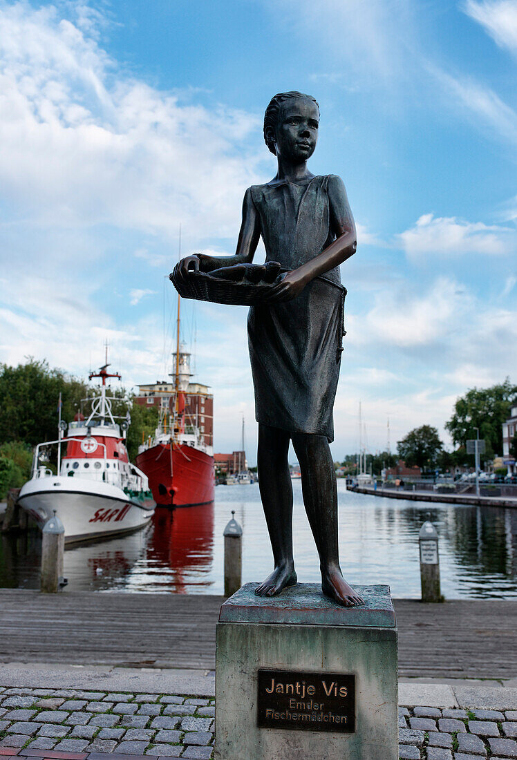 Jantje Fis, Emder Fischermädchen am Emder Ratsdelft, Emden, Ostfriesland, Niedersachsen, Deutschland