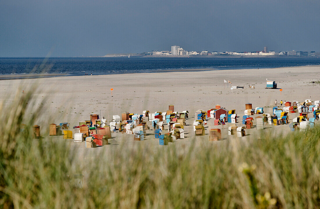 Hauptbadestrand mit Blick nach Norderney, Nordseeinsel Juist, Ostfriesland, Niedersachsen, Deutschland