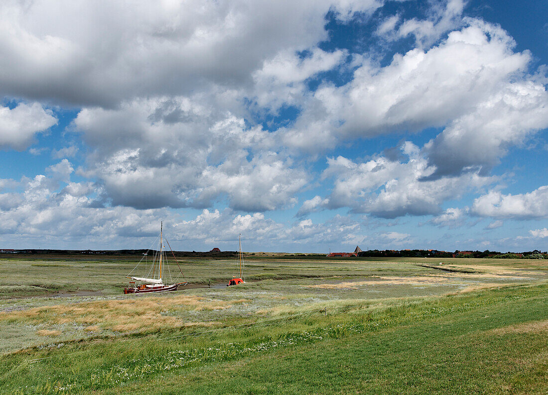 Blick vom Hafen zur Kath. Kirche St. Peter, Nordseeheilbad Spiekeroog, Ostfriesland, Niedersachsen, Deutschland