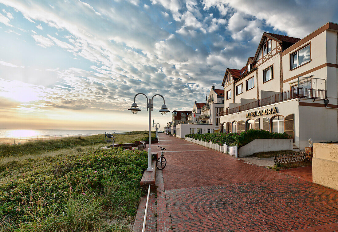 Villas along the the lower seafront, North Sea Spa Resort Wangerooge, East Frisia, Lower Saxony, Germany